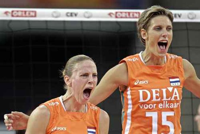 Chaine Staelens e Ingrid Visser comemoram ponto marcado contra a Polônia durante semifinal de campeonato europeu, em 2009 (foto: Peter Andrews/Reuters) Chaine Staelens e Ingrid Visser comemoram ponto marcado contra a Polônia durante semifinal de campeonato europeu, em 2009 (foto: Peter Andrews/Reuters)