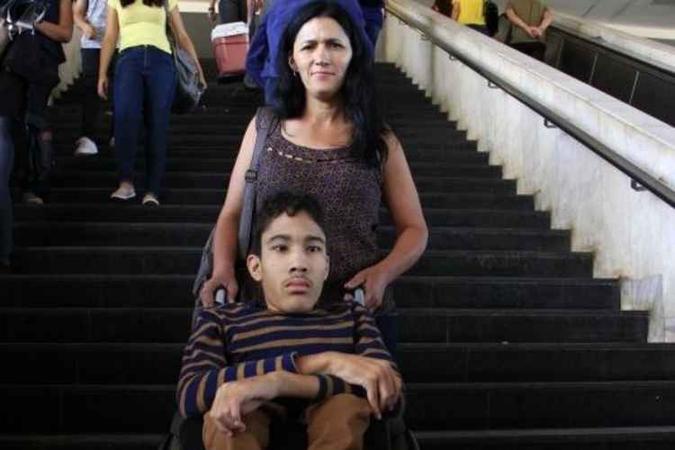 Eliete e o filho Lucas dependem de ajuda para andar pela rodoviária(foto: Vinicius Cardoso Vieira/Esp. CB/D.A Press) Eliete e o filho Lucas dependem de ajuda para andar pela rodoviária(foto: Vinicius Cardoso Vieira/Esp. CB/D.A Press)