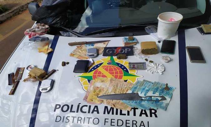 Com o trio foram encontrados dinheiro, drogas, faca, balanças de precisão, entre outros objetos(foto: Divulgação/PMDF) Com o trio foram encontrados dinheiro, drogas, faca, balanças de precisão, entre outros objetos(foto: Divulgação/PMDF)