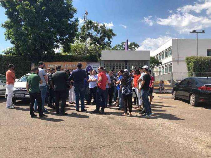 No meio de outubro, pais protestaram na porta de duas unidades do colégio contra a situação dos estudantes(foto: Juliana Andrade/CB/D.A Press) No meio de outubro, pais protestaram na porta de duas unidades do colégio contra a situação dos estudantes(foto: Juliana Andrade/CB/D.A Press)