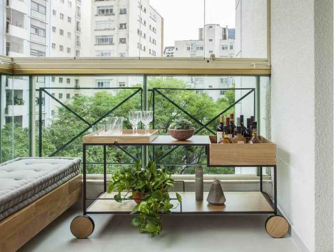O carrinho é uma opção prática e versátil. A peça escolhida por Karina Korn fica na varanda, ambiente descontraído e equipado também com um longo banco e futons. As linhas minimalistas combinam madeira e ferro. As taças são em uma bandeja removível e as bebidas, em uma superfície mais funda, garantindo a segurança das garrafas.(foto: Eduardo Pozella/Divulgação) O carrinho é uma opção prática e versátil. A peça escolhida por Karina Korn fica na varanda, ambiente descontraído e equipado também com um longo banco e futons. As linhas minimalistas combinam madeira e ferro. As taças são em uma bandeja removível e as bebidas, em uma superfície mais funda, garantindo a segurança das garrafas.(foto: Eduardo Pozella/Divulgação)