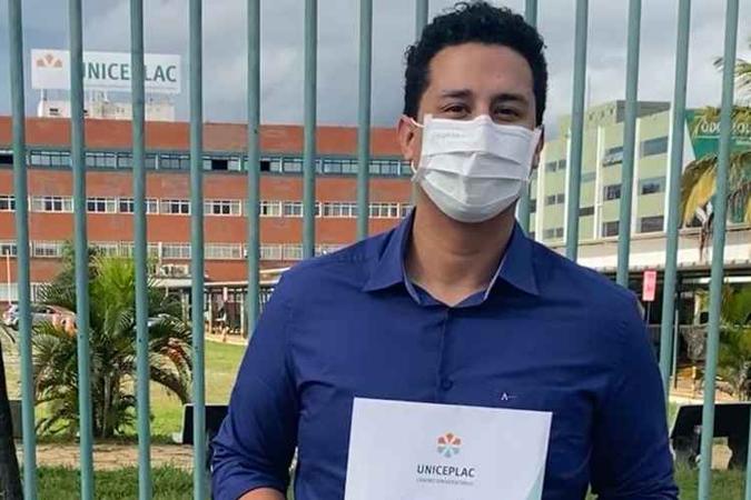 Erick é um dos 87 médicos que receberam diploma por drive-thru (foto: Arquivo Pessoal) Erick é um dos 87 médicos que receberam diploma por drive-thru (foto: Arquivo Pessoal)