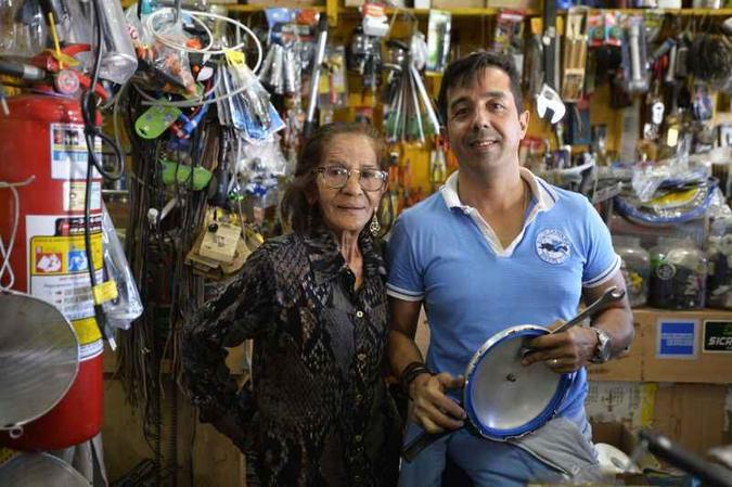 Jos� Hon�rio com a freguesa Iraci: muitas op��es e proximidade s�o o ponto alto do com�rcio local(foto: Marcelo Ferreira/CB/D.A Press)