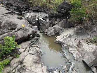 Rapaz desapareceu após ser arrastado por uma tromba d'água, no Vale da Lua, região da Chapada dos Veadeiros, em Alto Paraíso(foto: Breno Fortes/CB/D.A Press) Rapaz desapareceu após ser arrastado por uma tromba d'água, no Vale da Lua, região da Chapada dos Veadeiros, em Alto Paraíso(foto: Breno Fortes/CB/D.A Press)