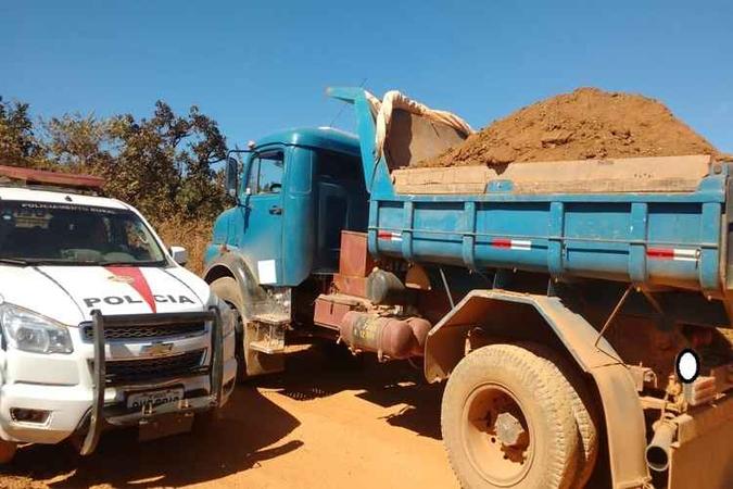 Suspeitos utilizavam um caminhão para retirar terra e cascalho do solo(foto: PMDF/Divulgação) Suspeitos utilizavam um caminhão para retirar terra e cascalho do solo(foto: PMDF/Divulgação)