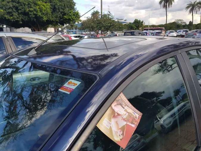 Folheto de boate colocado em carro próximo ao Centro de Convenções(foto: Luis Nova/Esp. CB/D.A Press) Folheto de boate colocado em carro próximo ao Centro de Convenções(foto: Luis Nova/Esp. CB/D.A Press)