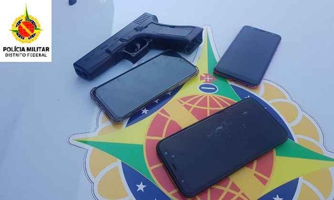 Com infratores, policiais militares encontraram três celulares e uma pistola falsa(foto: PMDF/Divulgação) Com infratores, policiais militares encontraram três celulares e uma pistola falsa(foto: PMDF/Divulgação)