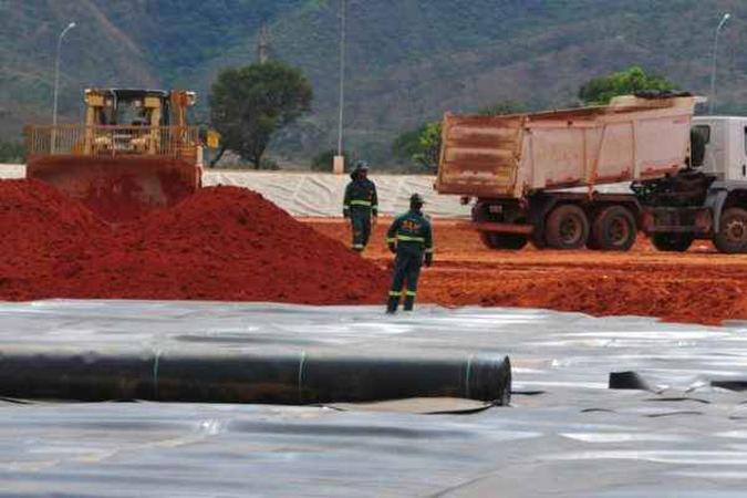Aterro Sanitário do DF deverá ser inaugurado em janeiro de 2018. Nova manta de impermeabilização tem 22 mil metros(foto: Foto: Gabriel Jabur/Agência Brasília) Aterro Sanitário do DF deverá ser inaugurado em janeiro de 2018. Nova manta de impermeabilização tem 22 mil metros(foto: Foto: Gabriel Jabur/Agência Brasília)