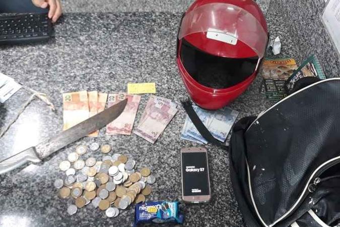 Facão era usada por ladrão para intimidar as vítimas em São Sebastião(foto: Divulgação / PMDF) Facão era usada por ladrão para intimidar as vítimas em São Sebastião(foto: Divulgação / PMDF)