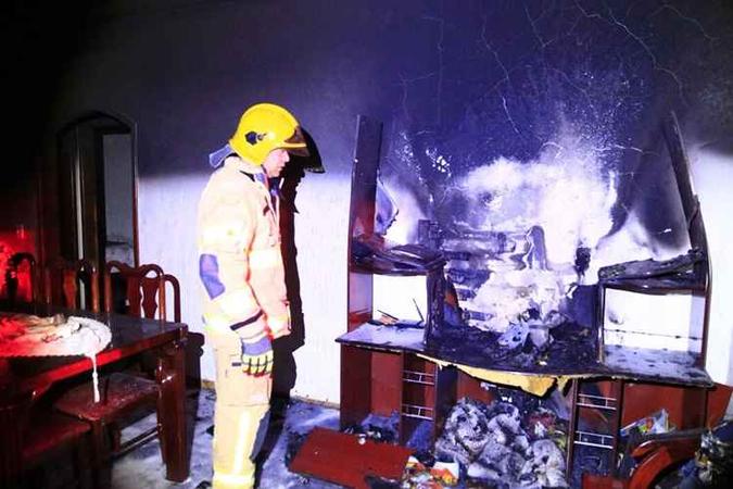 Fogo destruiu móveis da sala da residência no Setor Leste do Gama(foto: Corpo de bombeiros/Divulgação) Fogo destruiu móveis da sala da residência no Setor Leste do Gama(foto: Corpo de bombeiros/Divulgação)