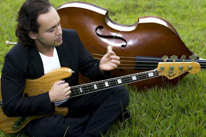 Integrante da banda Câmbio Negro, Moisés Pacífico tocou com a americana Hope Clayburn(foto: Eduardo Carvalho/Divulgação) Integrante da banda Câmbio Negro, Moisés Pacífico tocou com a americana Hope Clayburn(foto: Eduardo Carvalho/Divulgação)