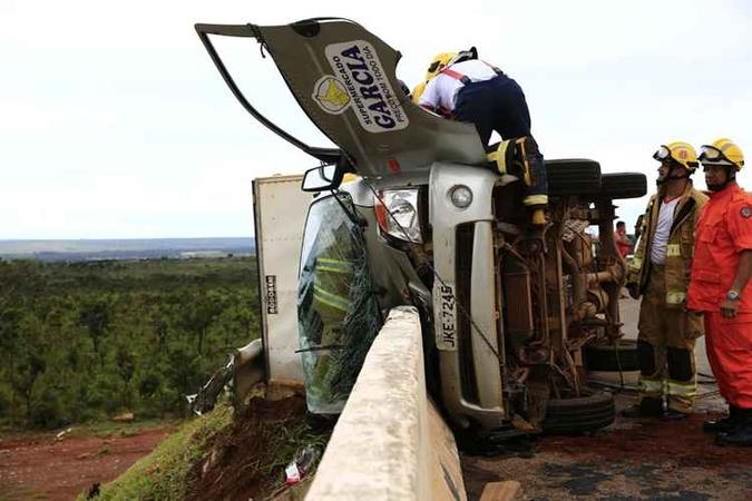 Na tarde de ontem, um caminhão tombou na BR-040, e quase caiu de viaduto(foto: Reprodução/CBMDF) Na tarde de ontem, um caminhão tombou na BR-040, e quase caiu de viaduto(foto: Reprodução/CBMDF)