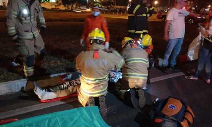 O motociclista foi levado ao hospital com suspeita de fratura na perna(foto: CBMDF/ Divulgação) O motociclista foi levado ao hospital com suspeita de fratura na perna(foto: CBMDF/ Divulgação)
