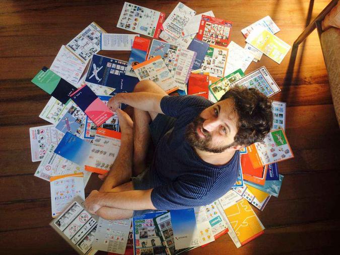 Salvatore Carozzo espanta o pânico escrevendo histórias e reunindo curiosidades sobre aviação: divã virtual (foto: Rafael Silva/Arquivo Pessoal ) Salvatore Carozzo espanta o pânico escrevendo histórias e reunindo curiosidades sobre aviação: divã virtual (foto: Rafael Silva/Arquivo Pessoal )
