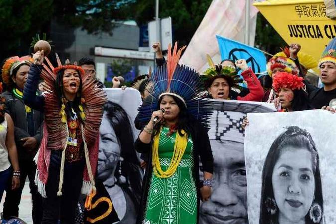 Grupo de indígenas brasileiros realiza manifestação em Madri e cobra ações das autoridades mundiais para conter os avanços das mudanças climáticas(foto: AFP / CRISTINA QUICLER) Grupo de indígenas brasileiros realiza manifestação em Madri e cobra ações das autoridades mundiais para conter os avanços das mudanças climáticas(foto: AFP / CRISTINA QUICLER)