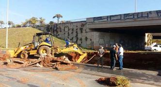 Canos precisarão ser trocados após vazamento próximo ao túnel Israel Pinheiro(foto: Ana Rayssa/Esp. CB/D.A Press) Canos precisarão ser trocados após vazamento próximo ao túnel Israel Pinheiro(foto: Ana Rayssa/Esp. CB/D.A Press)