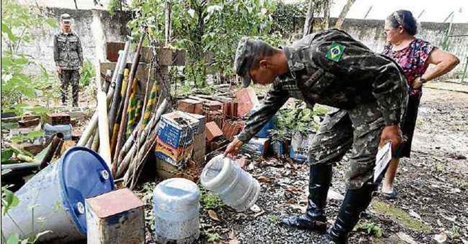 Exército brasileiro trabalhou para evitar a disseminação do vírus: especialistas defendem detecção precoce de surtos(foto: Evaristo Sa/AFP ) Exército brasileiro trabalhou para evitar a disseminação do vírus: especialistas defendem detecção precoce de surtos(foto: Evaristo Sa/AFP )