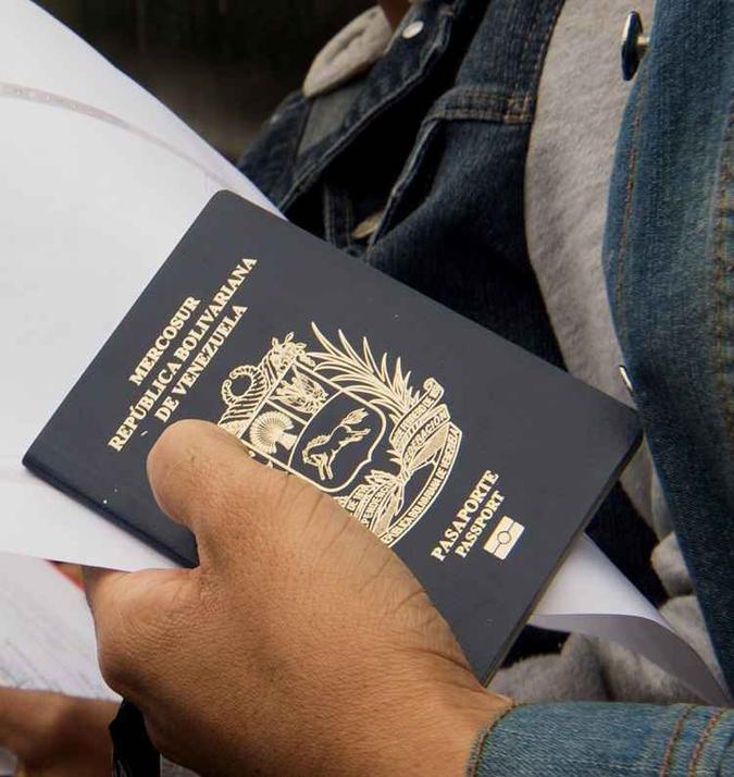Recentemente países como o Peru e Equador recentemente começaram a exigir passaporte de venezuelanos para entrada no país(foto: Cris Bouroncle/ AFP) Recentemente países como o Peru e Equador recentemente começaram a exigir passaporte de venezuelanos para entrada no país(foto: Cris Bouroncle/ AFP)