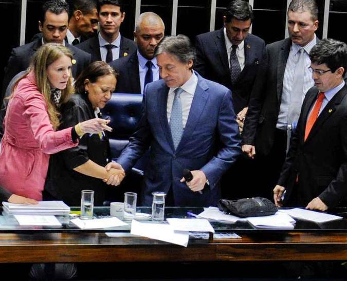 Presidente da Casa, senador Eunício de Oliveira, retoma controle da mesa diretora para iniciar a votação(foto: Marcos Oliveira/Agência Senado) Presidente da Casa, senador Eunício de Oliveira, retoma controle da mesa diretora para iniciar a votação(foto: Marcos Oliveira/Agência Senado)