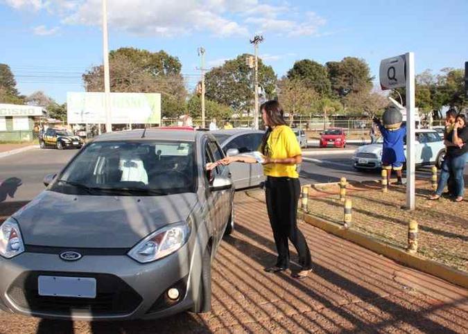 Agentes do Detran realizam campanha de conscientização a motoristas e pedestres(foto: Divulgação/Detran-DF) Agentes do Detran realizam campanha de conscientização a motoristas e pedestres(foto: Divulgação/Detran-DF)