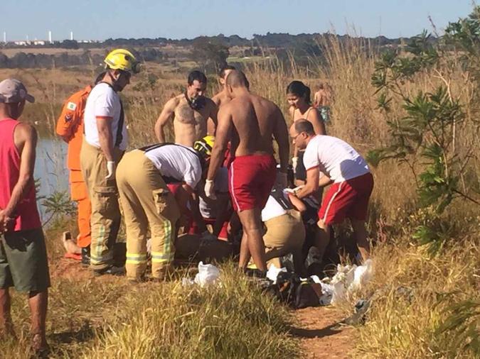 Equipe passou 50 minutos tentando reanimar a vítima (foto: CBMDF/Divulgação ) Equipe passou 50 minutos tentando reanimar a vítima (foto: CBMDF/Divulgação )
