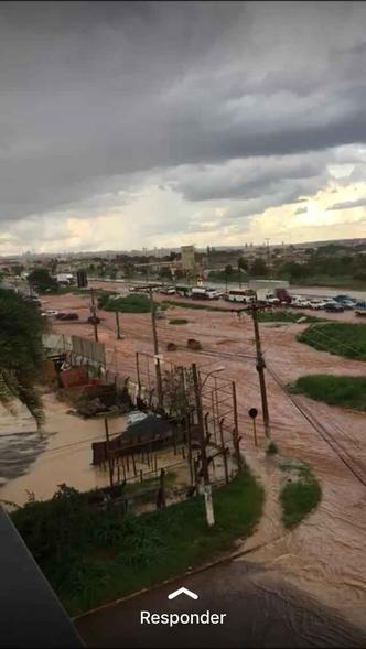 Forte temporal alagou a cidade na tarde desta terça-feira (foto: Reprodução ) Forte temporal alagou a cidade na tarde desta terça-feira (foto: Reprodução )
