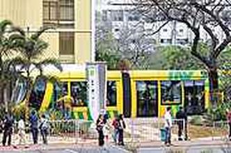 Vagão do veículo leve sobre trilhos está exposto na margem da W3 Sul, onde circulará quando obra for concluída (foto: Gustavo Moreno/CB/D.A Press ) Vagão do veículo leve sobre trilhos está exposto na margem da W3 Sul, onde circulará quando obra for concluída (foto: Gustavo Moreno/CB/D.A Press )