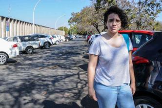 A estudante Aíla Cohim, 21, foi arranhada por um gato na Universidade de Brasília (UnB)(foto: Barbara Cabral/Esp. CB) A estudante Aíla Cohim, 21, foi arranhada por um gato na Universidade de Brasília (UnB)(foto: Barbara Cabral/Esp. CB)