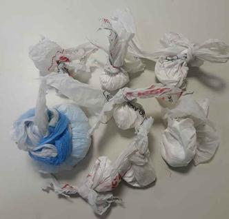 Militares encontraram sete saquinhos de cocaína, que seriam vendidas pelo suspeito(foto: Divulgação/PMDF) Militares encontraram sete saquinhos de cocaína, que seriam vendidas pelo suspeito(foto: Divulgação/PMDF)