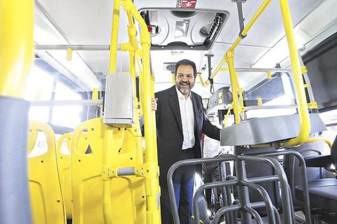 O governador Agnelo Queiroz dentro de um dos ônibus que circularão a partir de hoje: em quatro meses, a bacia 5 estará 100% atendida(foto: Roberto Castro/GDF) O governador Agnelo Queiroz dentro de um dos ônibus que circularão a partir de hoje: em quatro meses, a bacia 5 estará 100% atendida(foto: Roberto Castro/GDF)