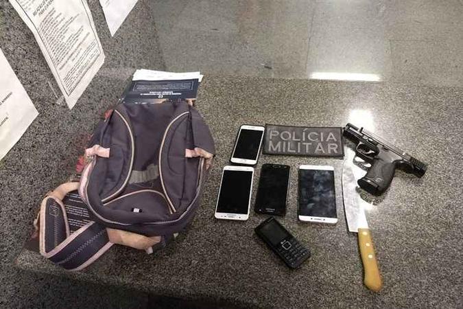 Na abordagem, os policiais apreenderam cinco aparelhos celulares, uma faca e um simulacro de arma de fogo(foto: PMDF/Divulgação) Na abordagem, os policiais apreenderam cinco aparelhos celulares, uma faca e um simulacro de arma de fogo(foto: PMDF/Divulgação)
