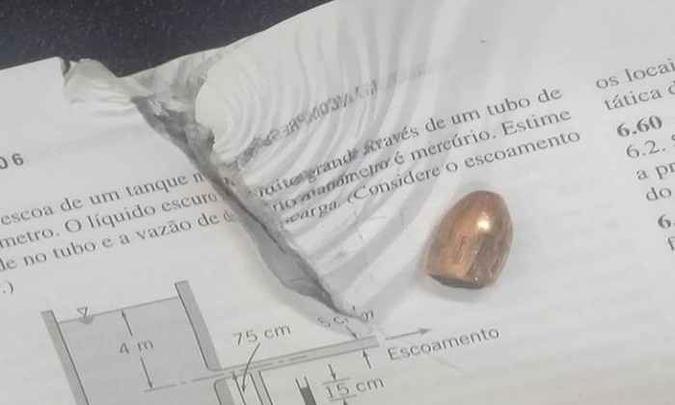Bala parou em livro acadêmico de aluno que estava em local de chacina em Fortaleza(foto: Arquivo pessoal) Bala parou em livro acadêmico de aluno que estava em local de chacina em Fortaleza(foto: Arquivo pessoal)