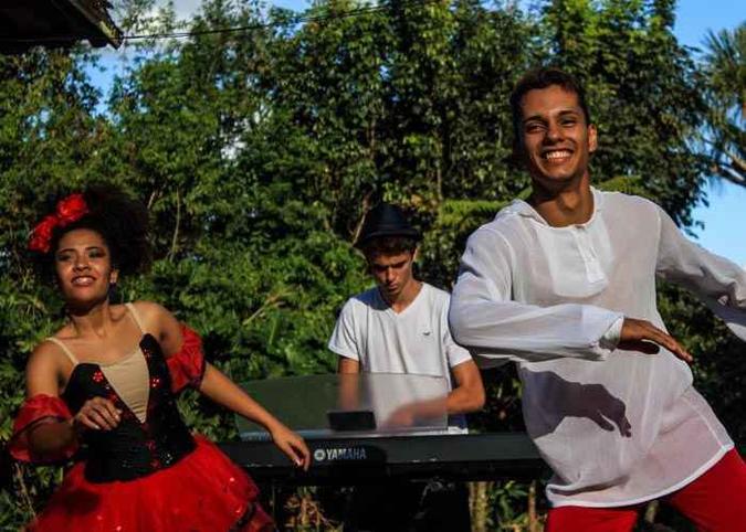 Os dançarinos Mayra Silva, 15 anos, e Daniel de Jesus, 19, se apresentarão ao som do músico Gabriel Piernes, 14 (foto: Arthur Menescal/Esp. CB/D.A Press) Os dançarinos Mayra Silva, 15 anos, e Daniel de Jesus, 19, se apresentarão ao som do músico Gabriel Piernes, 14 (foto: Arthur Menescal/Esp. CB/D.A Press)