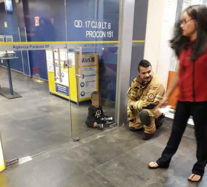 Bombeiros aguardaram autorização para abrir porta de vidro que dá acesso aos caixas eletrônicos da agência(foto: PMDF/Divulgação) Bombeiros aguardaram autorização para abrir porta de vidro que dá acesso aos caixas eletrônicos da agência(foto: PMDF/Divulgação)