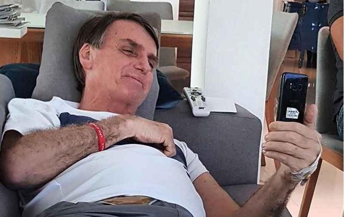 Os filhos e a mulher de Bolsonaro também eram contra a participação do candidato no confronto(foto: Jair Messias Bolsonaro/Instagram ) Os filhos e a mulher de Bolsonaro também eram contra a participação do candidato no confronto(foto: Jair Messias Bolsonaro/Instagram )