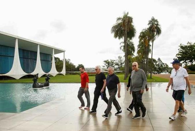 Presidente da República, Michel Temer, durante caminhada na manhã de domingo com ministros(foto: Beto Barata/ PR) Presidente da República, Michel Temer, durante caminhada na manhã de domingo com ministros(foto: Beto Barata/ PR)