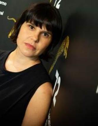 A diretora Maya Da-Rin, à frente do vencedor A febre: sinal de força para mulheres e indígenas (foto: Arquivo pessoal/ Divulgação) A diretora Maya Da-Rin, à frente do vencedor A febre: sinal de força para mulheres e indígenas (foto: Arquivo pessoal/ Divulgação)