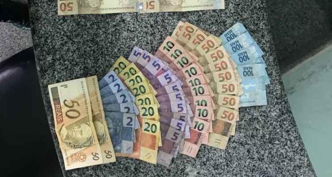 Com os suspeitos foram encontrados drogas, munições, revólver e R$ 1778 em espécie(foto: PMDF/Divulgação) Com os suspeitos foram encontrados drogas, munições, revólver e R$ 1778 em espécie(foto: PMDF/Divulgação)