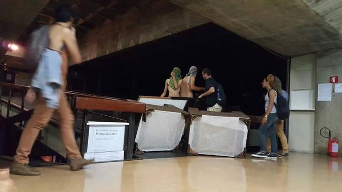 Ontem, os alunos fizeram barricadas para impedir a passagem de seguranças(foto: Breno Fortes/CB/D.A Press) Ontem, os alunos fizeram barricadas para impedir a passagem de seguranças(foto: Breno Fortes/CB/D.A Press)