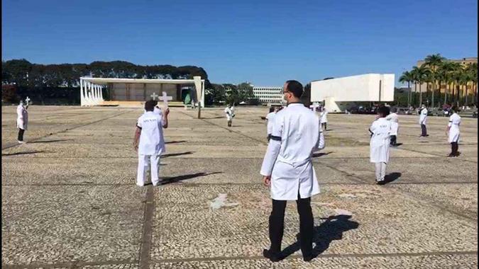 Profissionais de saúde protestaram pelo isolamento social(foto: Divulgação) Profissionais de saúde protestaram pelo isolamento social(foto: Divulgação)