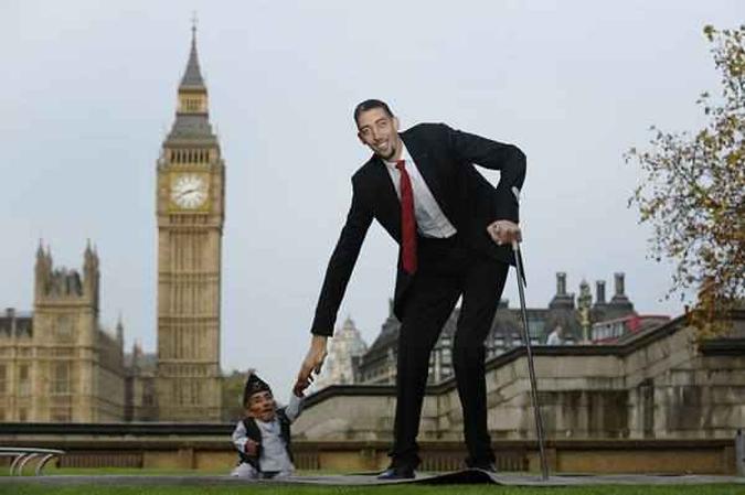 O menor e o maior homem do mundo se encontram em Londres - Mundo