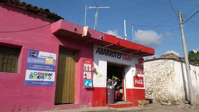 Comerciantes dos povoados vendem conexão de internet por tempo ou dados graças à instalação das antenas da Viasat(foto: Simone Kafruni/CB/D.A Press) Comerciantes dos povoados vendem conexão de internet por tempo ou dados graças à instalação das antenas da Viasat(foto: Simone Kafruni/CB/D.A Press)