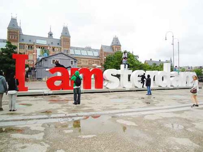 Na Praça Museumplein, aproveite para tentar subir no T e tirar uma foto no monumento(foto: Amanda Maia/Esp.CB/D.A Press) Na Praça Museumplein, aproveite para tentar subir no T e tirar uma foto no monumento(foto: Amanda Maia/Esp.CB/D.A Press)