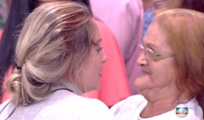 Jéssica abraçou figurante acreditando que fosse parente de Kaysar(foto: Globo/Reprodução) Jéssica abraçou figurante acreditando que fosse parente de Kaysar(foto: Globo/Reprodução)