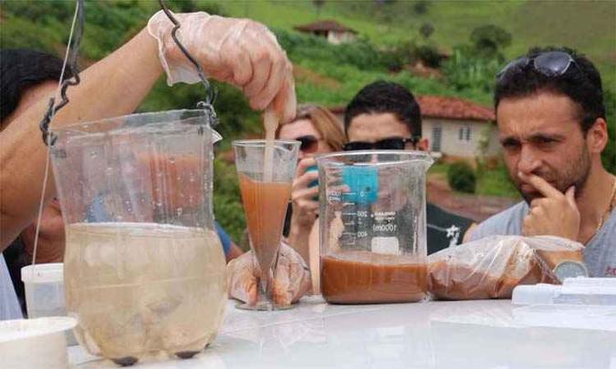 Pesquisadores analisam a água do Rio Doce(foto: Cauê Taborda/SOS Mata Atlântica) Pesquisadores analisam a água do Rio Doce(foto: Cauê Taborda/SOS Mata Atlântica)