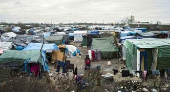 Parte sul de campo de refugiados em Calais, conhecido como 'Jungle'(foto: Yoan Valat/Agência Lusa) Parte sul de campo de refugiados em Calais, conhecido como 'Jungle'(foto: Yoan Valat/Agência Lusa)