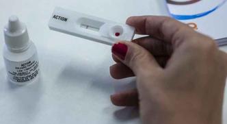 Brasil começou a vender, pela primeira vez, testes de detecção de HIV em farmácias em todo o país(foto: Mauro Pimentel/ AFP) Brasil começou a vender, pela primeira vez, testes de detecção de HIV em farmácias em todo o país(foto: Mauro Pimentel/ AFP)