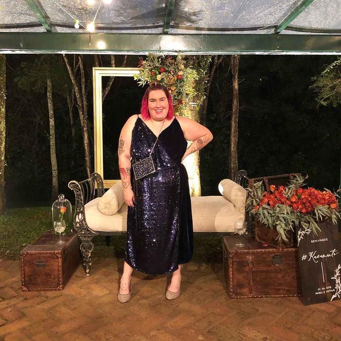 A empresária e produtora Máqui Nóbrega combinou o vestido de paetês com acessórios mais neutros. O combo é perfeito para ser usado até mesmo em ocasiões mais formais, sem deixar a produção sem graça(foto: Divulgação/Instagram) A empresária e produtora Máqui Nóbrega combinou o vestido de paetês com acessórios mais neutros. O combo é perfeito para ser usado até mesmo em ocasiões mais formais, sem deixar a produção sem graça(foto: Divulgação/Instagram)