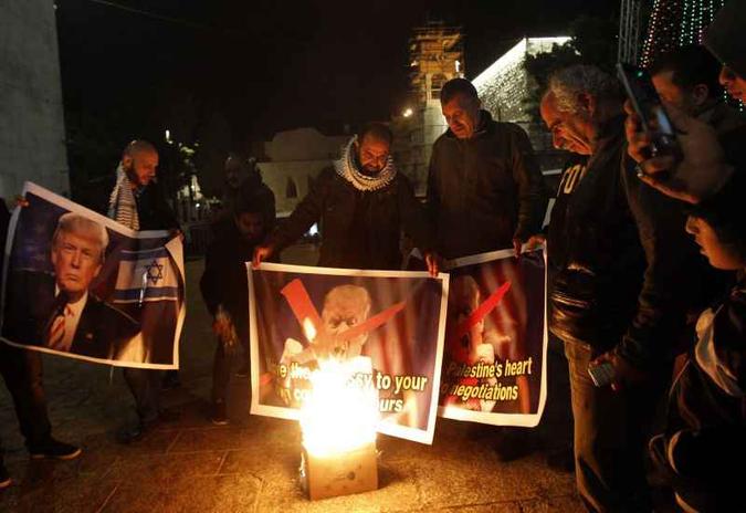 Moradores de Belém, na Cisjordânia, queimam retratos de Donald Trump: risco de uma terceira intifada assombra a região (foto: AFP / Musa AL SHAER) Moradores de Belém, na Cisjordânia, queimam retratos de Donald Trump: risco de uma terceira intifada assombra a região (foto: AFP / Musa AL SHAER)