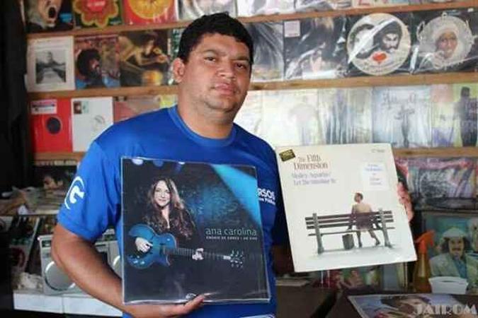Givaldo Nunes é proprietário da Givaldo Discos na Ceilândia e é apaixonado pelo vinil (foto: Arquivo Pessoal) Givaldo Nunes é proprietário da Givaldo Discos na Ceilândia e é apaixonado pelo vinil (foto: Arquivo Pessoal)